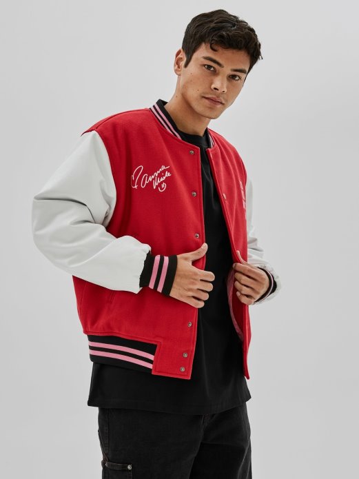 Crvena Bomber Jakna S Višestrukim Otiskom Na Stražnjoj Strani Pogodi Kupnju